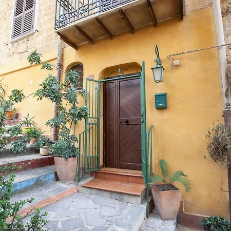 La Sedia Rossa Historical Centre Апартаменты *